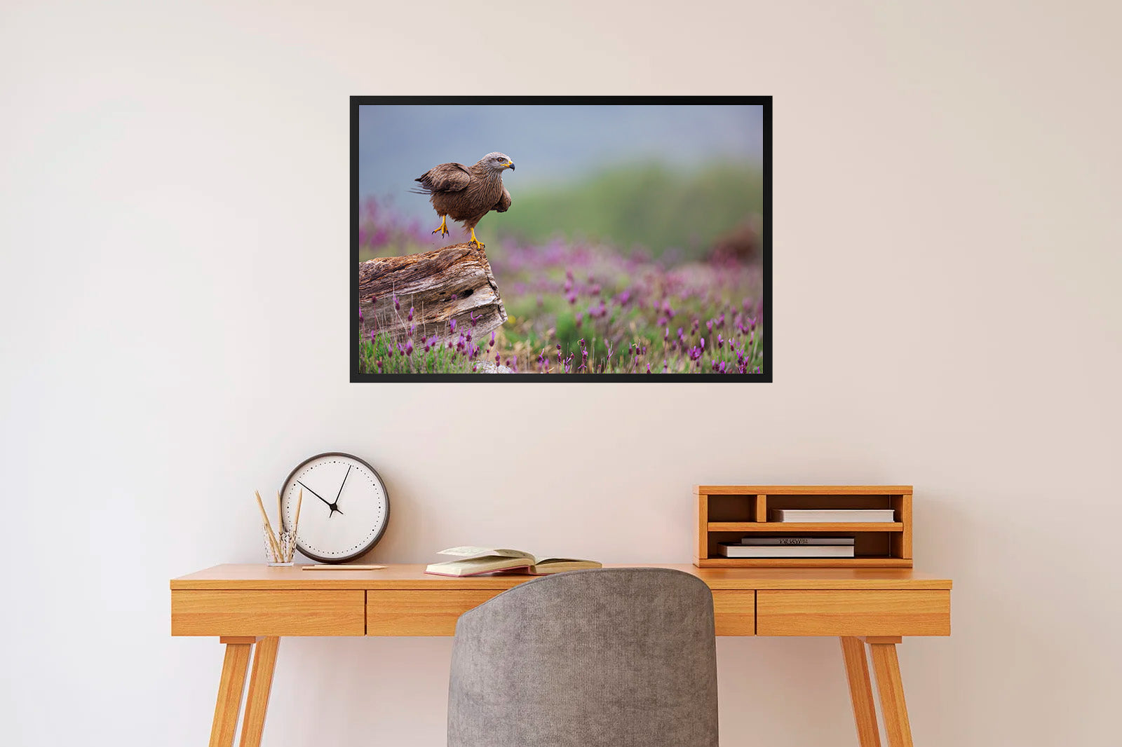 Milano posado en un tronco entre cantuesos