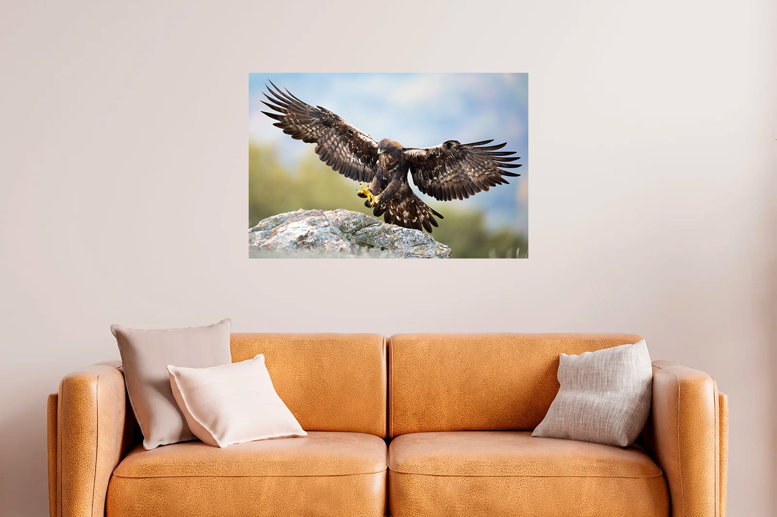 Águila real aterrizando sobre una roca