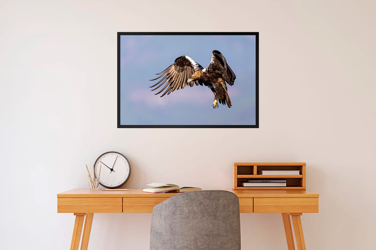 Águila imperial frenando en vuelo