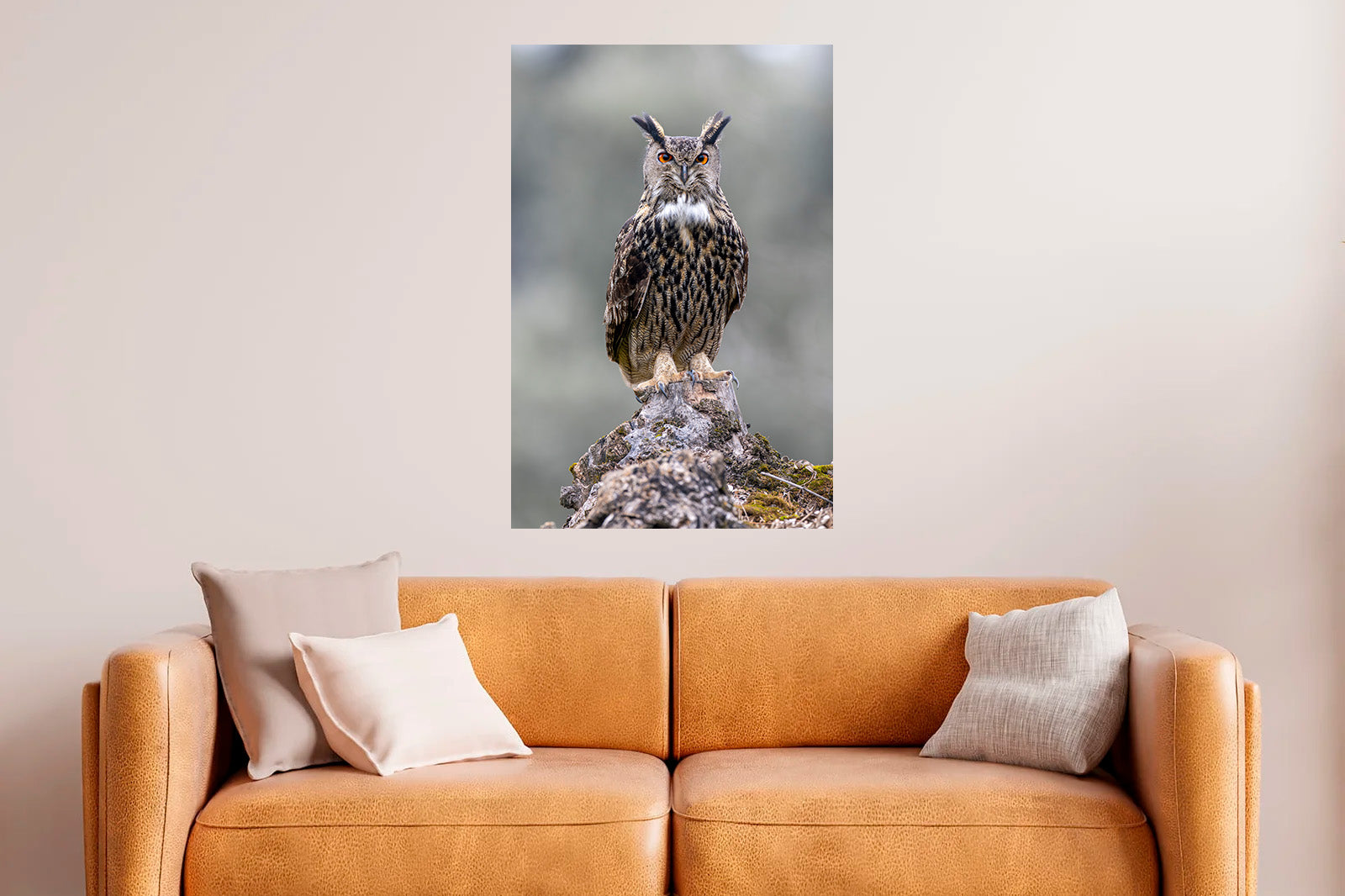 Búho real de frente sobre un tronco