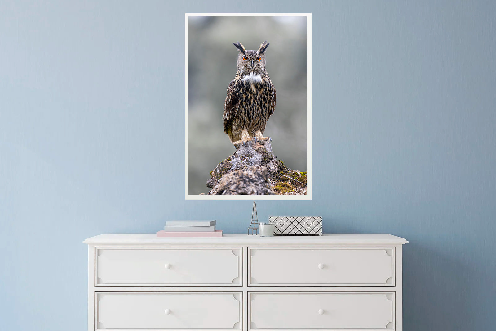 Búho real de frente sobre un tronco