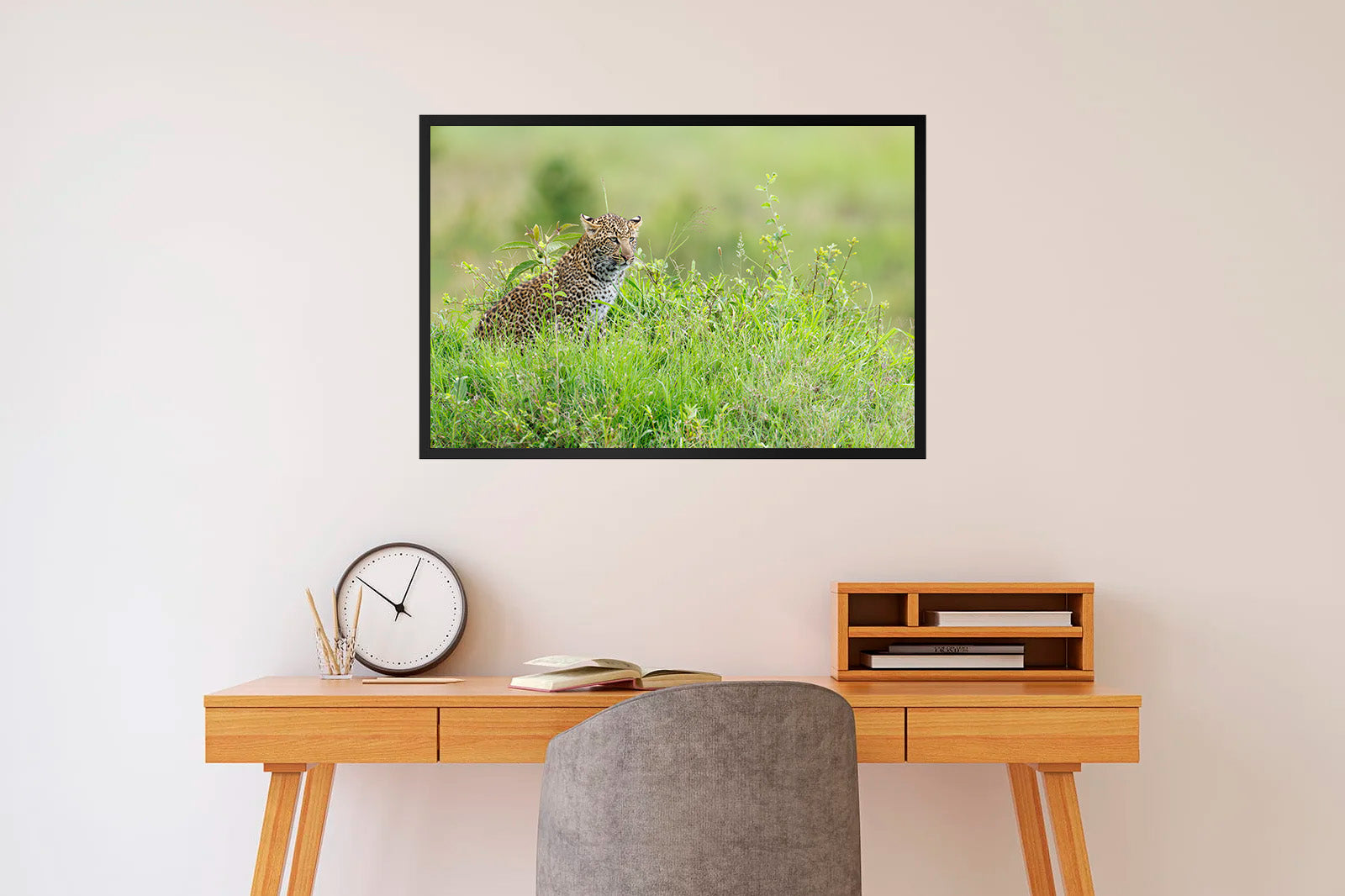 Joven leopardo observando entre la hierba