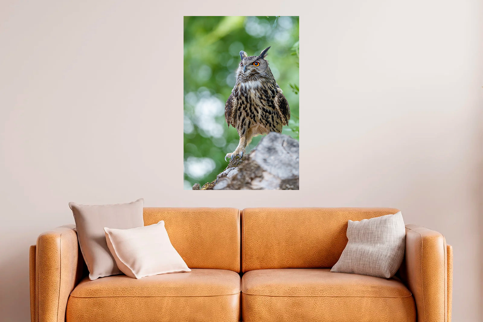 Búho real sobre un tronco en primavera