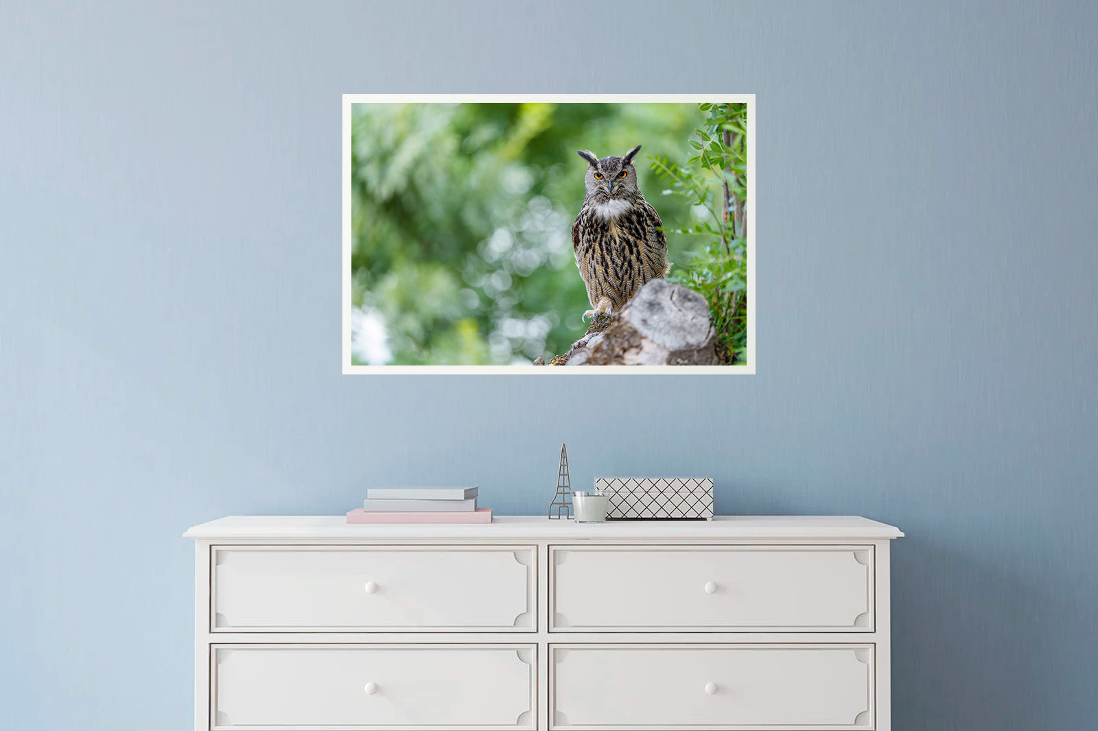 Búho real entre ramas en primavera