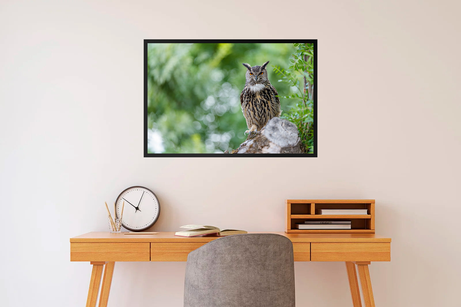 Búho real entre ramas en primavera