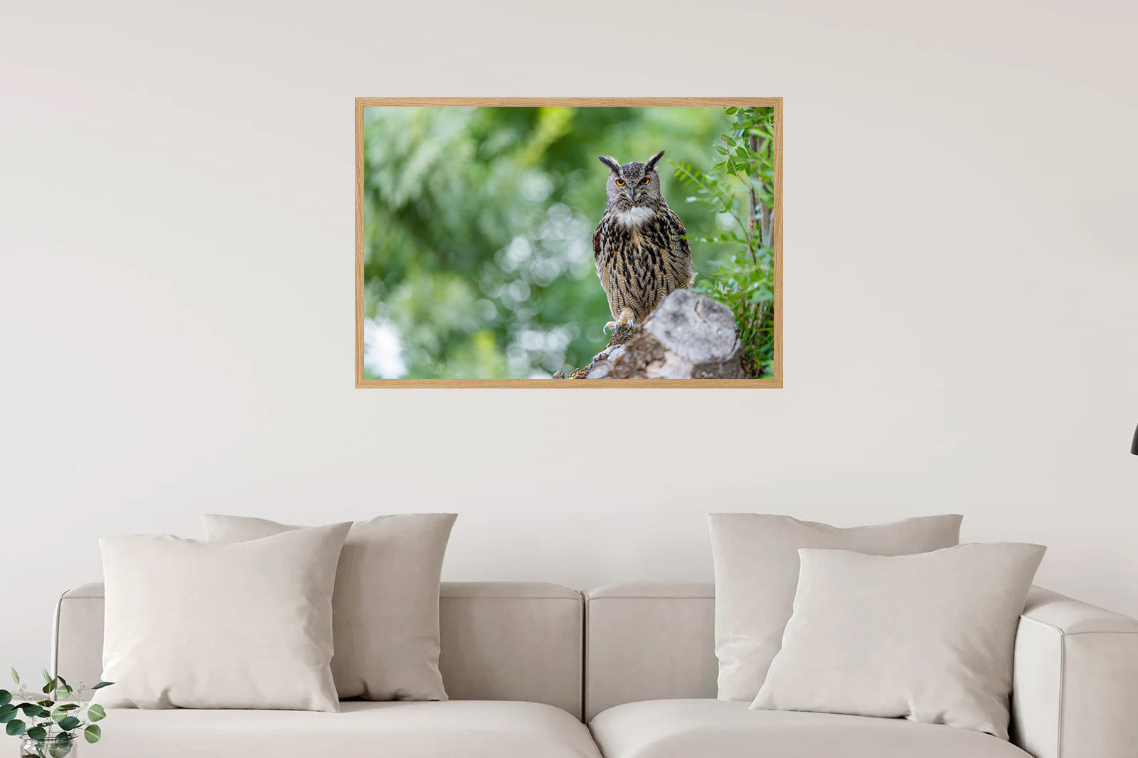 Búho real entre ramas en primavera