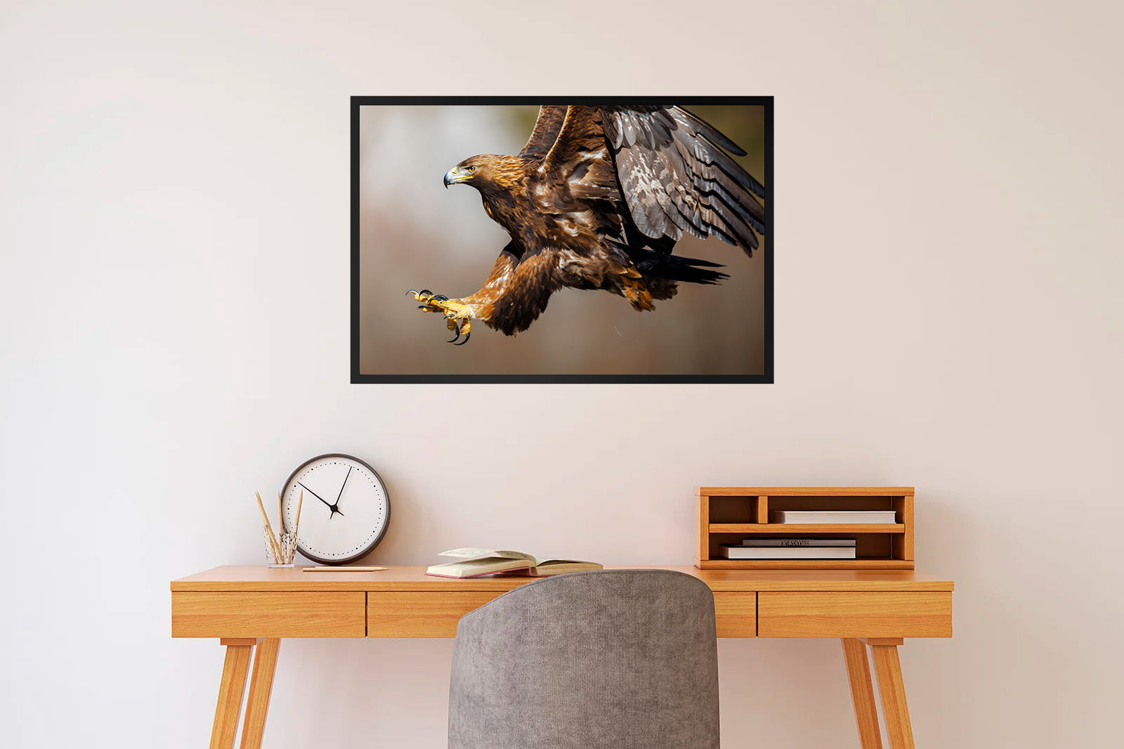 Águila real con las garras extendidas