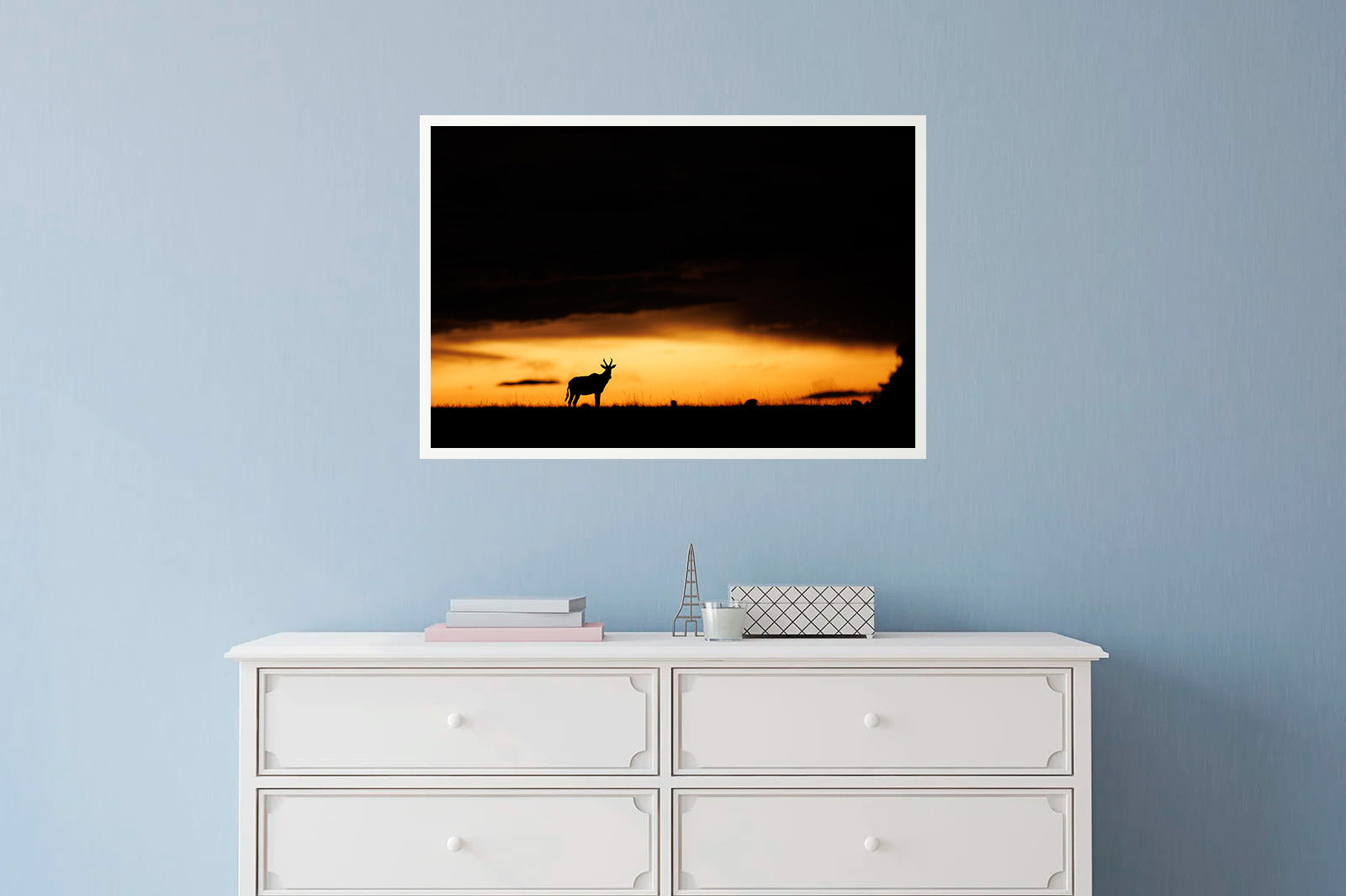 Antílope bajo la tormenta al atardecer