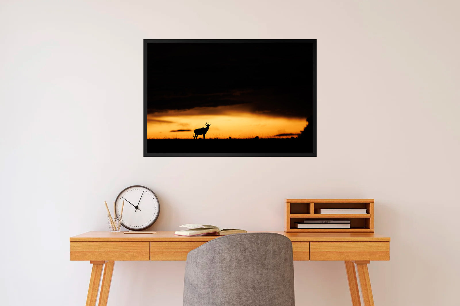 Antílope bajo la tormenta al atardecer